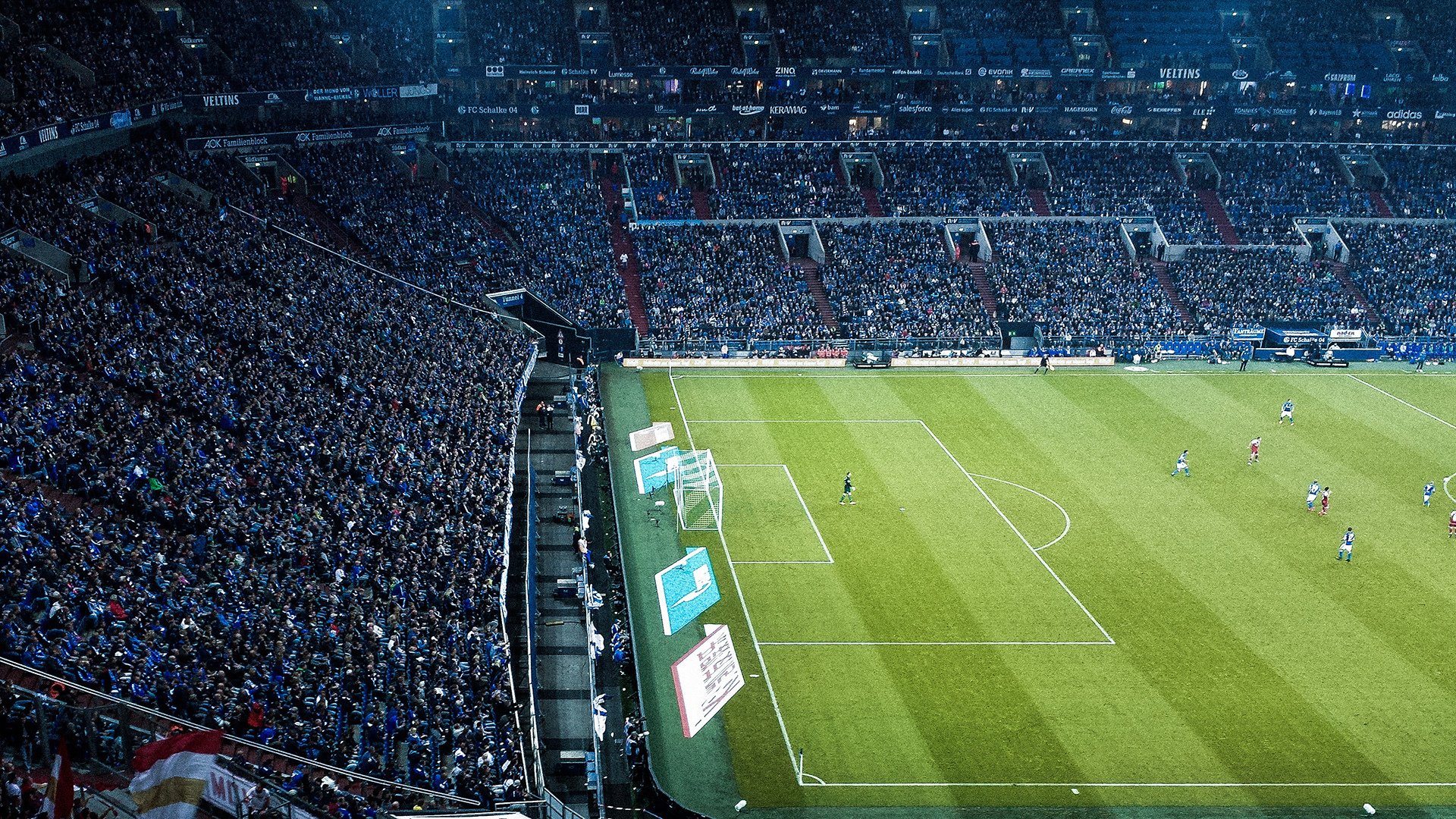 欧冠十六强首回合：曼城3比1巴萨 青年蓝月打出流畅压迫+快速转换